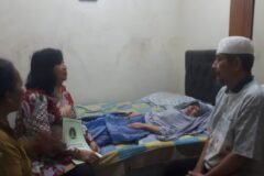 Pengurus Kopmen SBW Malang saat mengunjungi dan menyerahkan bantuan langsung kepada Nurida di kediamannya.