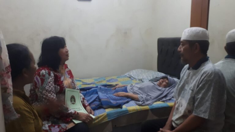 Pengurus Kopmen SBW Malang saat mengunjungi dan menyerahkan bantuan langsung kepada Nurida di kediamannya.