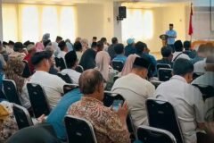 Plt Kepala Dinas Lingkungan Hidup Kota Malang Gamaliel Raymond Hatigoran Matondang saat memberikan sambutan dalam acara Sosialisasi Kampung Mbois 2026