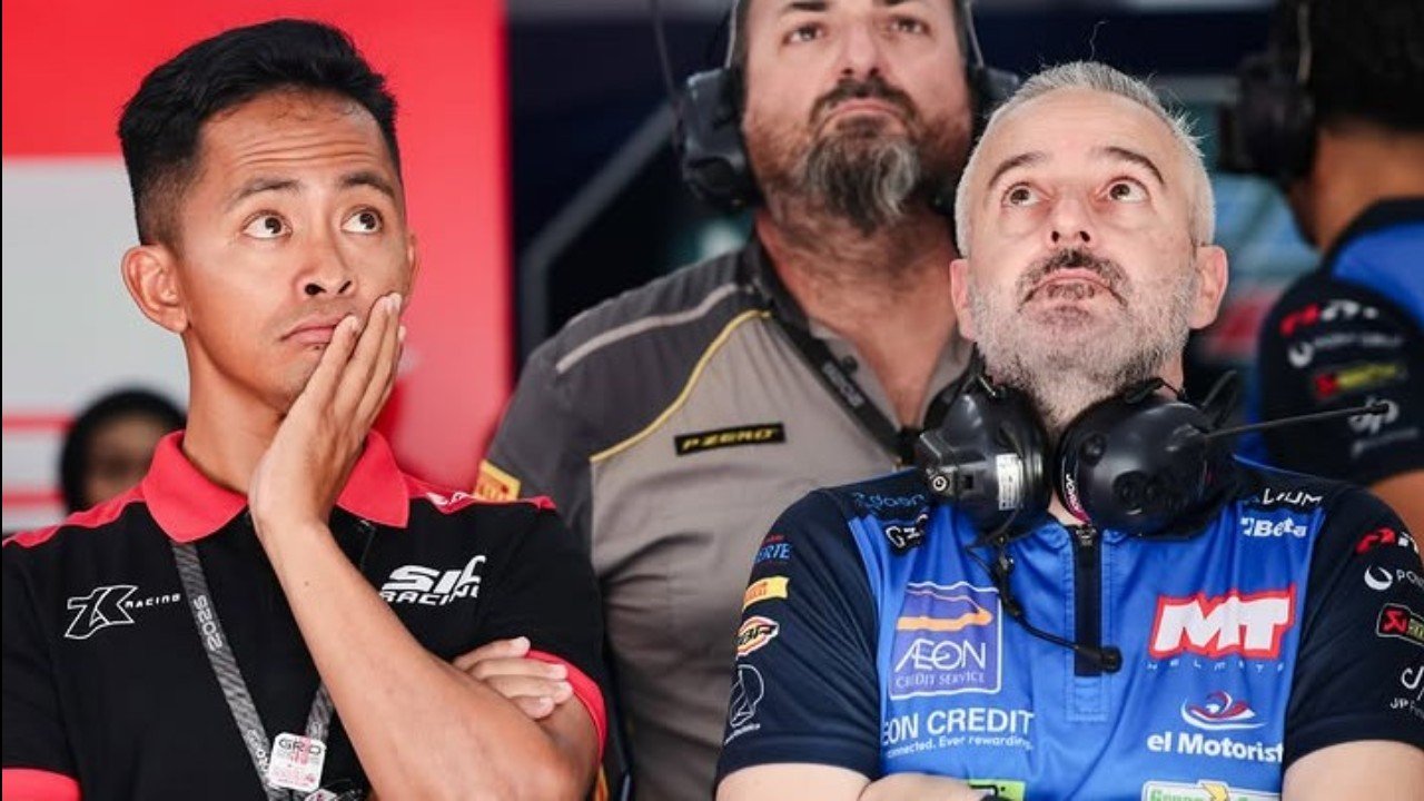 Manajer tim balap ZK Racing, Zulfahmi Khairuddin di garasi Hakim Danish./Instagram @zkracingofficial